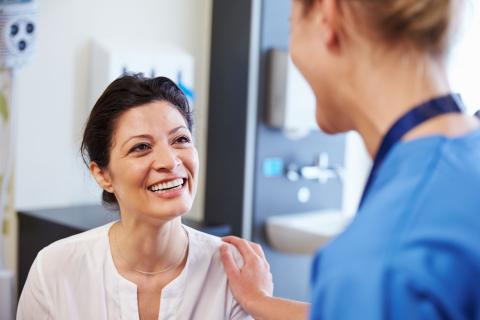 Ärztin im Krankenhaus mit einer Patientin