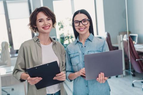 Vorgesetzte und Beamtenanwärterin besprechen den nächsten Ausbildungteil