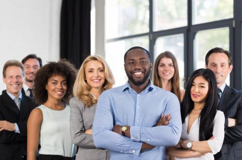 Diverses Team mit flachen Hierarchien