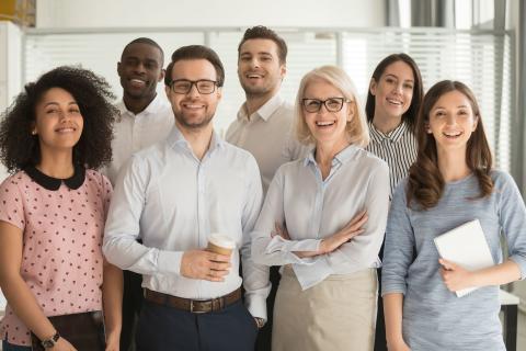 Diverses Team unterschiedlichen Alters in einem Büro