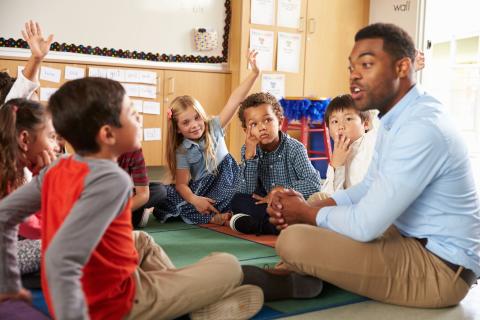 Eine Gruppe Kinder mit ihrem Erzieher