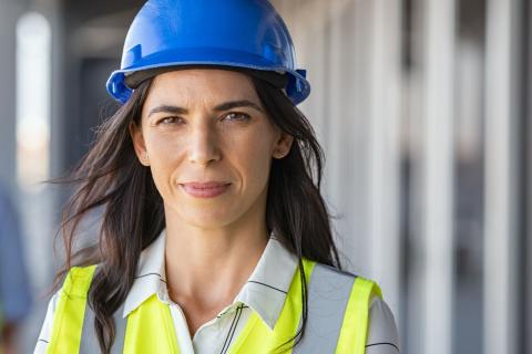 Projektbezogen angestellte Ingenieurin auf einer Baustelle