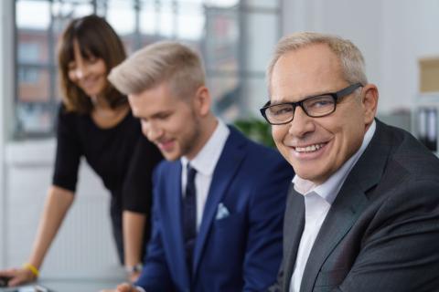 Erfahrener Beamter arbeitet Nachwuchskräfte ein