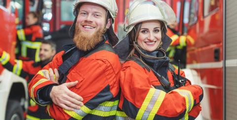 Feuerwehrmann und Feuerwehrfrau in Sicherheitskleidung