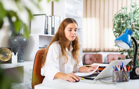 Junge Beamtenanwärterin arbeitet am Laptop