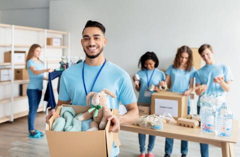 Junge Ehrenamtliche packen Hilfspakete