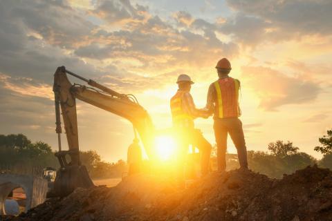 Mitarbeitende im Tiefbau genießen den Sonnenuntergang an Feierabend