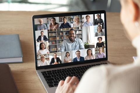 Person bildet sich online fort