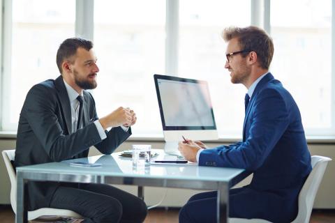 Personaler spricht mit Führungskraft über zukünftige Aufgaben und Entwicklungschancen