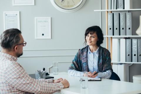 Personalerin führt Gespräch mit Mitarbeitendem über Entwicklungsmöglichkeiten