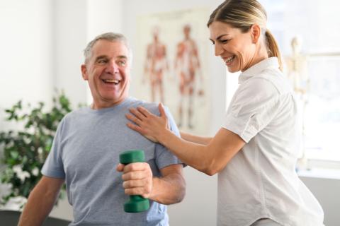 Physiotherapeutin unterstützt Patienten bei der Rehabilitation