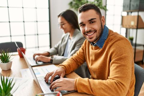 Verbeamtete Teilzeitkraft arbeitet mobil am Laptop