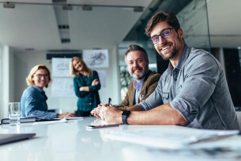 Experten-Team arbeitet gemeinsam an einem Problem