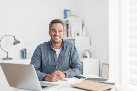 Männliche Fachkraft arbeitet in Teilzeit