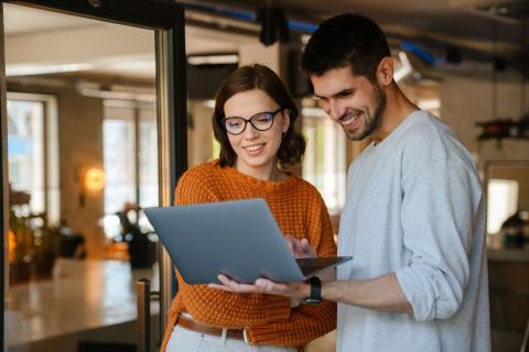 Arbeitskollegen überprüfen gemeinsam ein Ergebnis