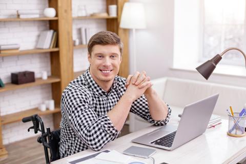 Männliche Fachkraft am Laptop