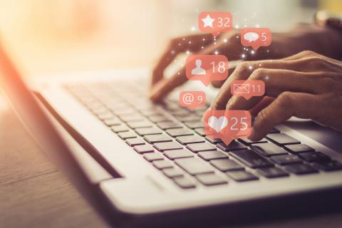 Social Media Managerin reagiert auf Likes, Kommentare und Beiträge